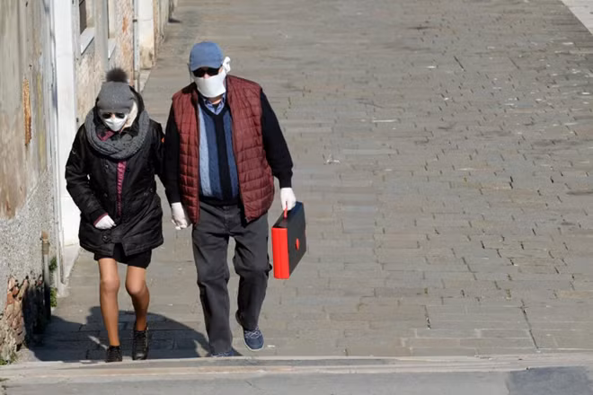 Lệnh phong tỏa toàn quốc tác động lớn đến đời sống người dân Italia. Ảnh: Reuters