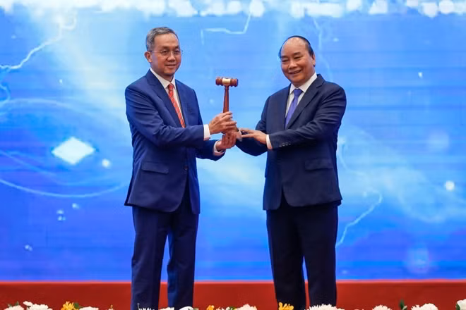 Thủ tướng Nguyễn Xuân Phúc trao búa gỗ đại diện chức Chủ tịch ASEAN cho Đại sứ Brunei tại Việt Nam.
