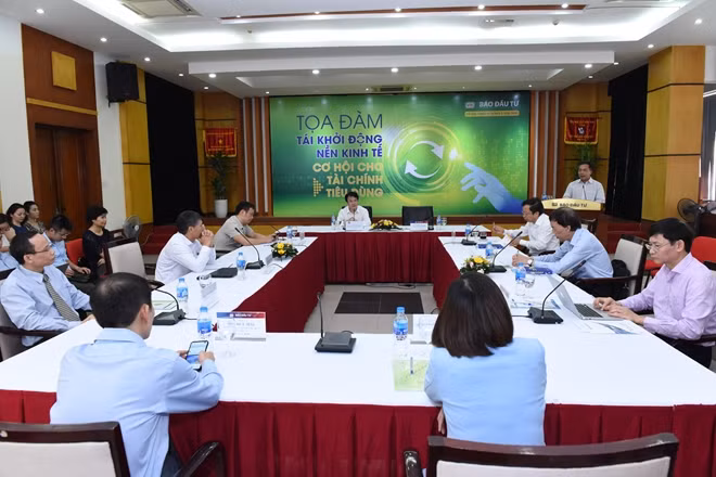 Các đại biểu dự buổi tọa đàm.
