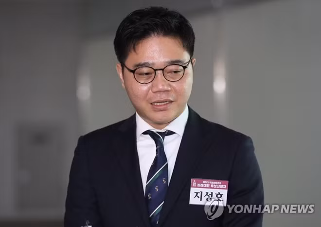 Ông Ji Seong-ho, cựu quan chức Triều Tiên đào tẩu sang Hàn Quốc, được bầu vào Quốc hội Hàn Quốc trong cuộc tổng tuyển cử vừa qua. Ảnh: Yonhap