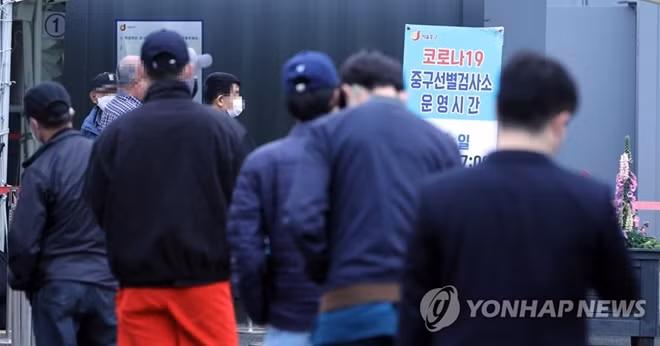 Người dân xếp hàng chờ nhận bộ xét nghiệm COVID-19 tại Seoul. Ảnh: Yonhap