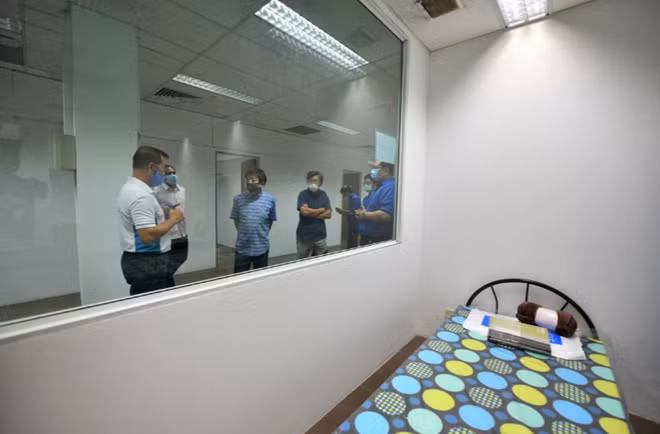 Một phòng ngủ bên trong khu nhà thuyền được sử dụng làm nơi ở tạm thời cho lao động nhập cư tại Singapore. Ảnh: Reuters