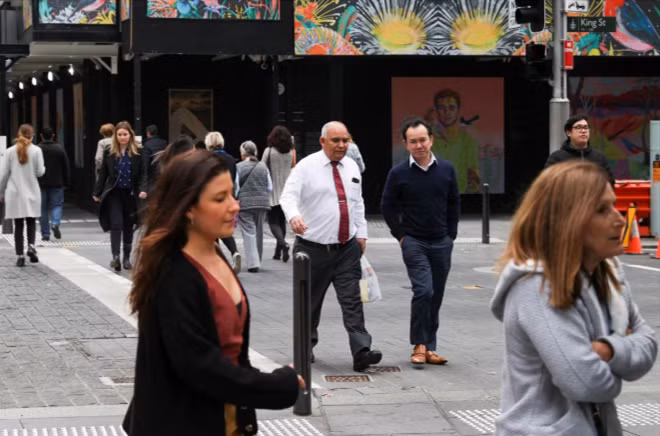 Người dân Sydney lựa chọn đi bộ và giữ khoảng cách để đảm bảo an toàn. Ảnh: Reuters