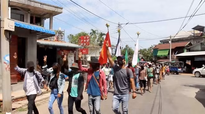 Người dân tiếp tục biểu tình trên đường phố Myanmar. Ảnh: Reuters