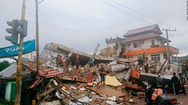 Hàng chục ngôi nhà bị thiệt hại do động đất. Ảnh: CNN
