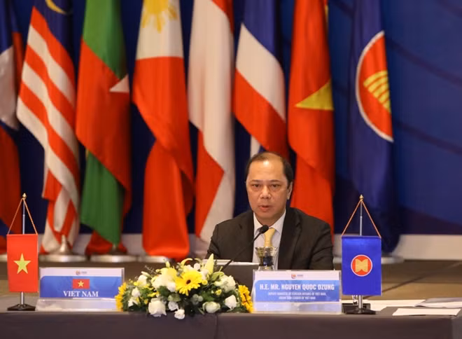 Thứ trưởng Bộ Ngoại giao Nguyễn Quốc Dũng, Trưởng SOM ASEAN của Việt Nam chủ trì hội nghị trực tuyến.