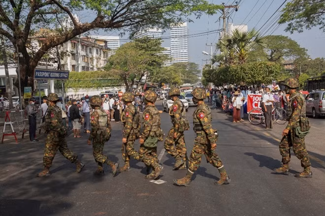 Lực lượng an ninh xuất hiện để trấn áp các cuộc biểu tình trên đường phố Yangon, Myanmar. Ảnh: Reuters