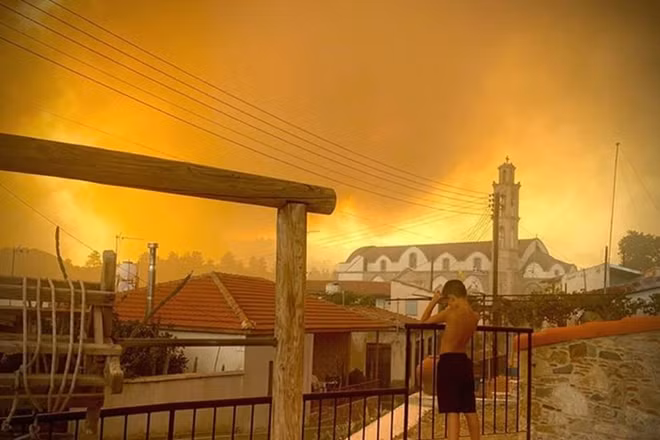 Khói bốc lên từ một đám cháy rừng được nhìn thấy ở làng Ora, Larnaca, Cyprus. Ảnh: Reuters