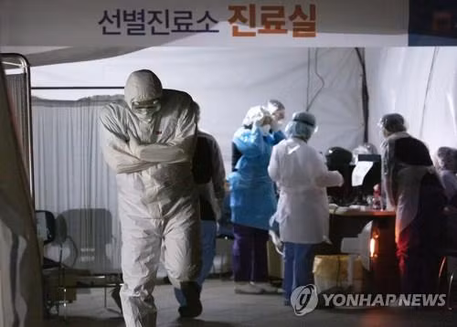 Nhân viên y tế tại một cơ sở xét nghiệm COVID-19 tại Seoul. Ảnh: Yonhap