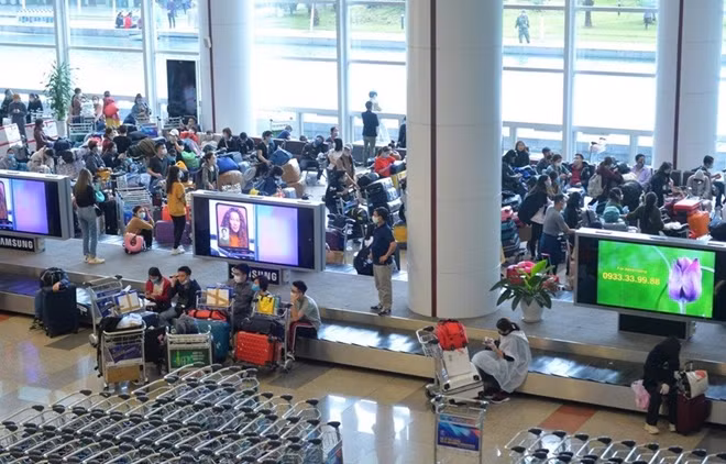 Hành khách tại sân bay quốc tế Nội Bài. (Ảnh: Hoàng Anh/Vietnam+)