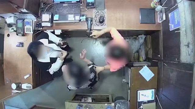 Hình ảnh trích từ camera quan sát tại cửa hàng. Ảnh: CCTV