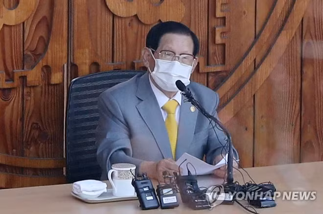 Ông Lee Man-hee tại buổi họp báo. Ảnh: Yonhap