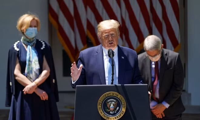 Tổng thống Mỹ Donald Trump từ chối đeo khẩu trang khi phát biểu trong buổi gặp gỡ báo chí chiều 15/5. Ảnh: Reuters