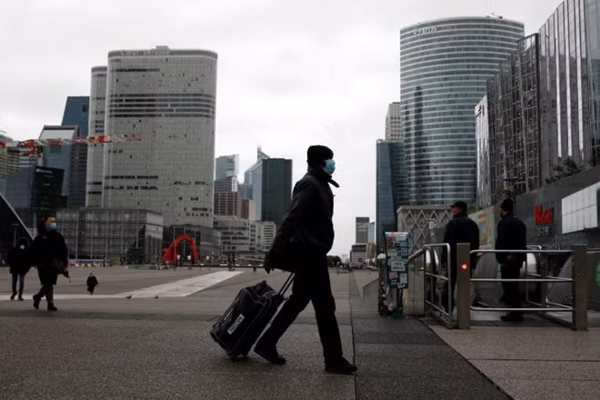 Khung cảnh vắng vẻ tại khu vực tài chính và kinh doanh gần thủ đô Paris vào sáng đầu tuần. Ảnh: Reuters