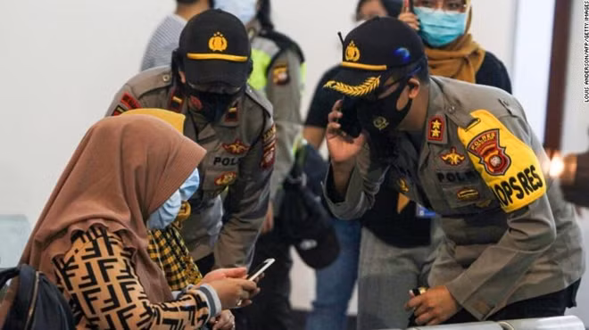 Người thân mòn mỏi chờ đợi thông tin của các hành khách trên chuyến bay mất tích. Ảnh: CNN