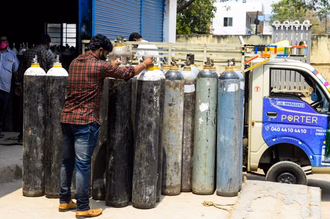 Bên cạnh các xe container vận chuyển bình chứa oxy, Ấn Độ thậm chí đã đưa bình chứa oxy lên các chuyến tàu tốc hành đặc biệt để vận chuyển và điều phối cho các bệnh viện. Tại một số bang của Ấn Độ, cảnh sát đã được huy động để hộ tống xe chở oxy (giống như hộ tống xe chở vàng) nhằm đảm bảo an toàn cho những chuyến hàng này.
