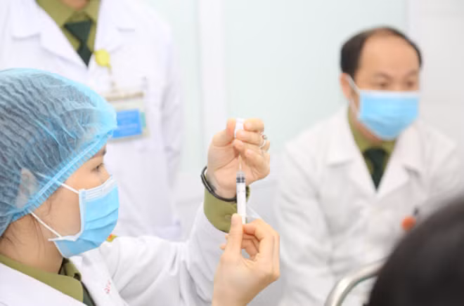 Việt Nam xác định mục tiêu sớm tiêm vaccine miễn phí cho toàn dân, nhằm đạt được sự miễn dịch cộng đồng. Ảnh: VGP