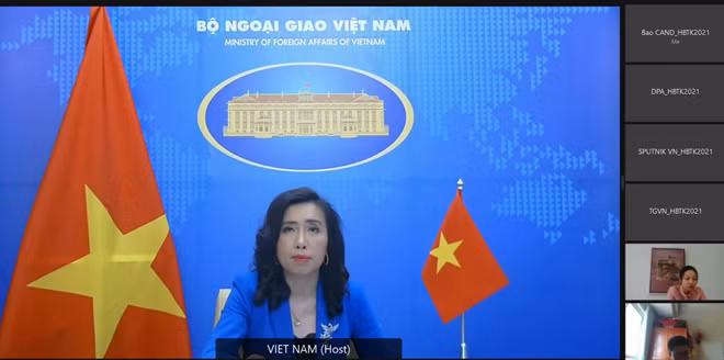 Người phát ngôn Bộ Ngoại giao Lê Thị Thu Hằng tại buổi họp báo trực tuyến.