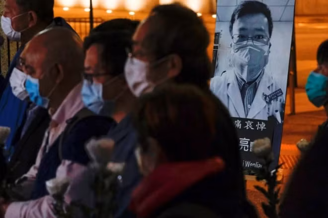 Sự ra đi của bác sĩ Li đã gây nên sự phẫn nộ trong lòng người dân. Ảnh: Reuters