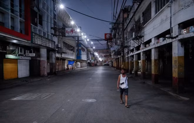 Đường phố Manila vắng lặng sau lệnh phong tỏa. Ảnh: Reuters