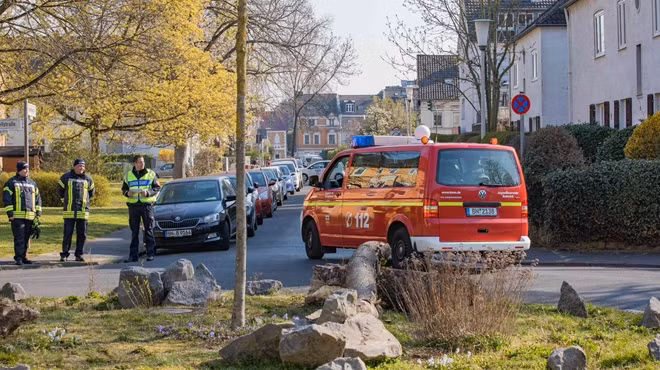 Lực lượng chức năng được điều động để gỡ bom. Ảnh: General-Anzeiger