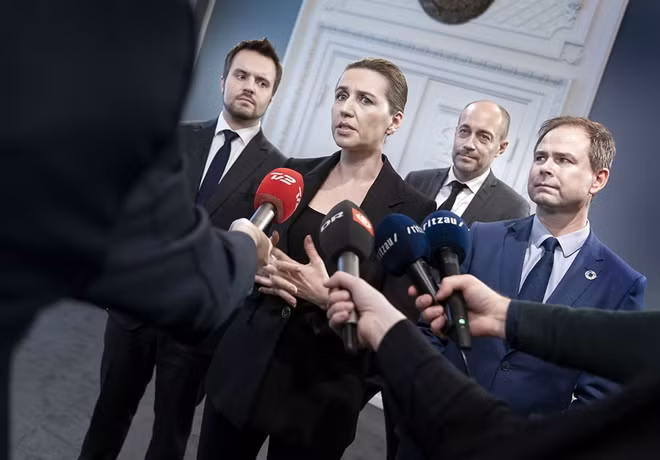 Thủ tướng Đan Mạch Mette Frederiksen trả lời báo giới. Ảnh: The Local Denmark