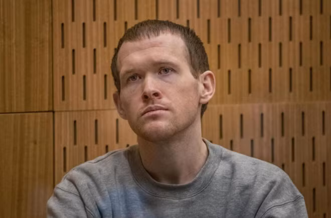 Brenton Tarrant, kẻ sát hại 51 công dân tại New Zealand, xuất hiện tại phiên tòa với gương mặt vô cảm. Ảnh: Reuters