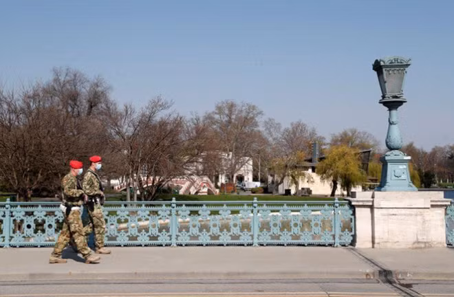 Binh lính tuần tra tại công viên thành phố Budapest sau khi lệnh phong tỏa được áp dụng. Ảnh: Reuters