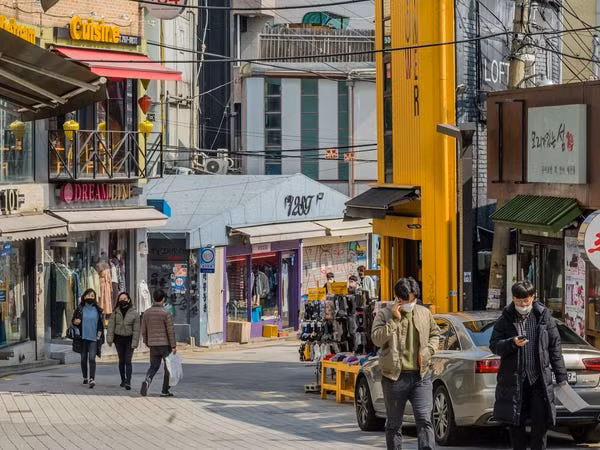 Khu phố đa văn hóa Itaewon bỗng chốc trở thành cụm dịch COVID-19 mới của Hàn Quốc. Ảnh: BI