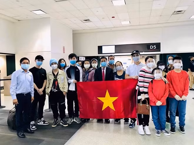 Tổng Lãnh sự quán Việt Nam tại Houston đã cử các cán bộ trực tiếp tới sân bay để hỗ trợ công dân. Ảnh: MOFA