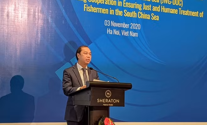 Thứ trưởng Ngoại giao Nguyễn Quốc Dũng phát biểu tại hội thảo.