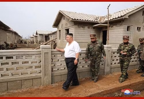 Nhà lãnh đạo đánh giá cao quá trình phục hồi nhanh chóng của khu vực này. Ảnh: KCNA