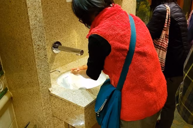Các hành khách được khuyến nghị phải đeo khẩu trang khi ra khỏi phòng, không tụ tập chỗ đông người và đặc biệt là luôn rửa tay.
