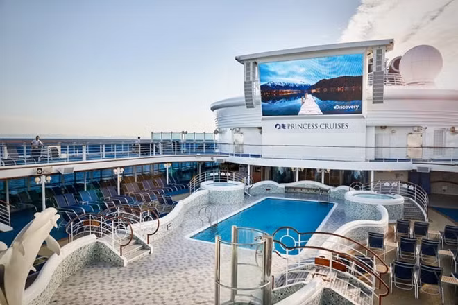 Khung cảnh phía bên trong du thuyền Diamond Princess. Đây là một trong những du thuyền thuộc sở hữu của công ty Princess Cruises. Hồi tuần trước, công ty này cam kết sẽ bồi hoàn toàn bộ chi phí chuyến đi cho tất cả các hành khách đang bị cách ly.