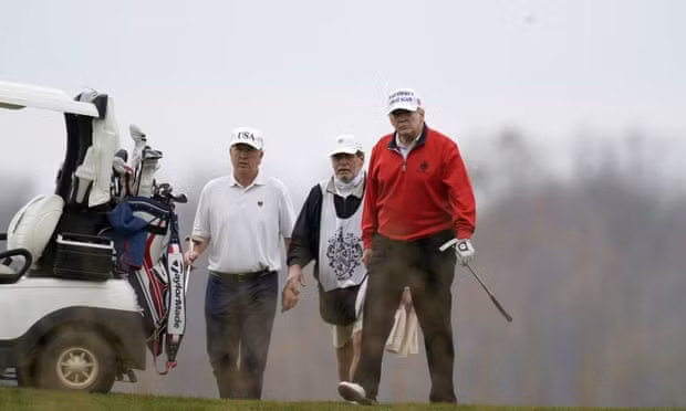 Hình ảnh ông Trump đi chơi golf trong lúc G20 diễn ra đã được phóng viên chụp lại. Ảnh: AP Hình ảnh ông Trump đi chơi golf trong lúc G20 diễn ra đã được phóng viên chụp lại. Ảnh: AP