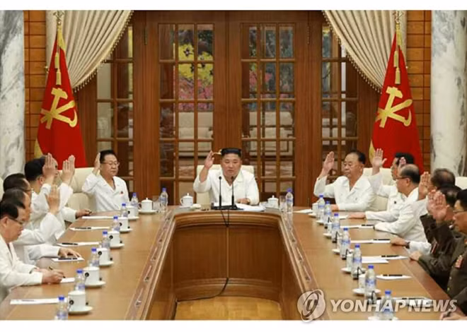 Nhà lãnh đạo Triều Tiên chủ trì cuộc họp Bộ Chính trị mở rộng hôm 25/8. Ảnh: Yonhap