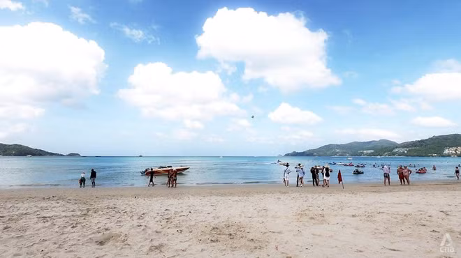 Khách du lịch trên bãi biển Patong ở Phuket trước khi COVID-19 xuất hiện. Ảnh: CNA