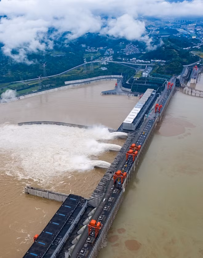 Đập Tam Hiệp ở Hồ Bắc xả nước lũ hôm 2/7. Ảnh: China Daily
