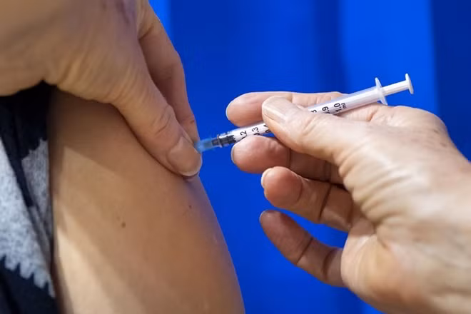 Cuộc chạy đua vaccine ngừa COVID-19 đang chứng kiến nhiều bước ngoặt lớn. Ảnh: TOT