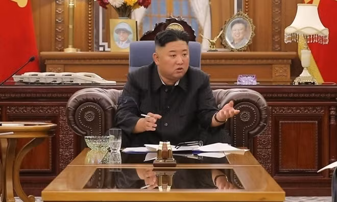 Nhà lãnh đạo Triều Tiên Kim Jong-un "sụt cân" đáng kể trong bức ảnh do KCNA công bố hôm 8/6. Ảnh: KCNA.