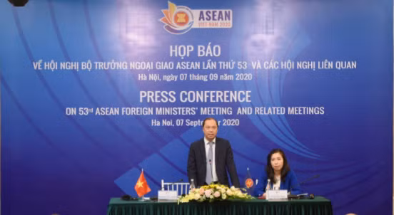 Thứ trưởng Bộ Ngoại giao Nguyễn Quốc Dũng, Trưởng SOM ASEAN Việt Nam, Tổng Thư ký Uỷ ban Quốc gia ASEAN 2020 đã chủ trì buổi họp báo.