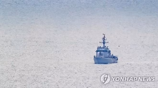 Tàu Hàn Quốc tuần tra ngoài biển. Ảnh: Yonhap