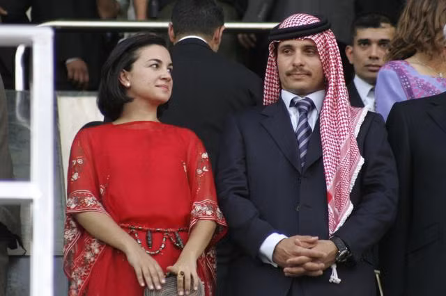 Cựu Thái tử Jordan Hamza bin Hussein cùng vợ trong một sự kiện năm 2009. Ảnh: Reuters