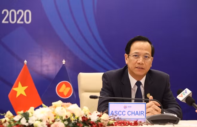 Bộ trưởng Bộ Lao động - Thương binh và Xã hội Đào Ngọc Dung chủ trì và điều hành Hội nghị.