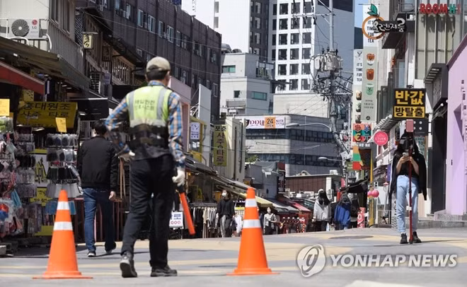 Khu phố đa văn hóa Itaewon trở nên vắng lặng sau khi ca "siêu lây nhiễm" được phát hiện. Ảnh: Yonhap