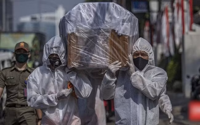 Số ca tử vong vì COVID-19 theo ngày tại Indonesia liên tục lập đỉnh mới. Ảnh: Al Jazeera.