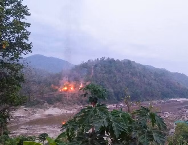 Tiền đồn quân sự của quân đội Myanmar bị lực lượng KNU chiếm giữ, đốt cháy ngày 27/4. Ảnh: Twitter
