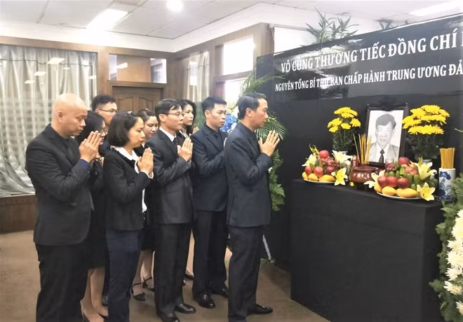 Cán bộ, nhân viên Tổng Lãnh sự quán thành kính mặc niệm nguyên Tổng Bí thư Lê Khả Phiêu.