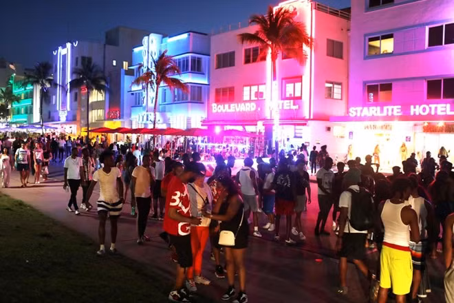 Dòng người vẫn đổ về Miami Beach dù đại dịch COVID-19 vẫn đang lây lan. Ảnh: CNN