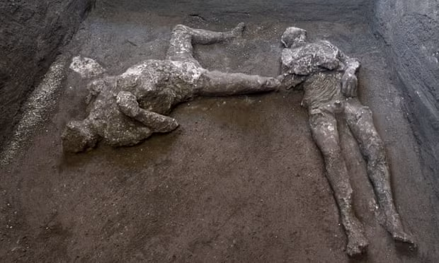 Hài cốt của hai người đàn ông được phát hiện tại một căn biệt thự ở ngoại ô thành phố cổ Pompeii. Ảnh: TG
